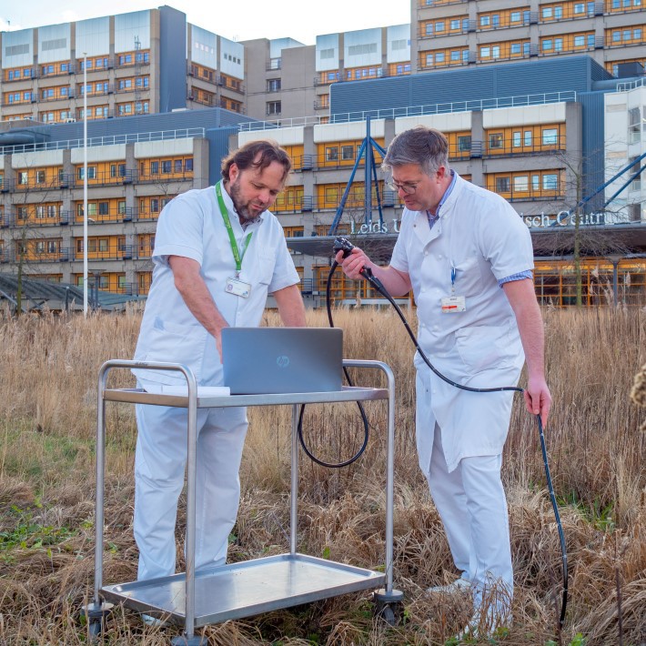 Jeroen Maljaars en Maarten Tushuizen inspecteren de grond voor het LUMC met een endoscoop