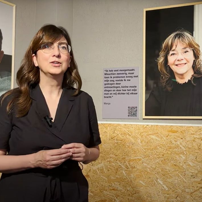 Oncologisch oogarts Marina Marinkovic met enkele portretten in het museum.